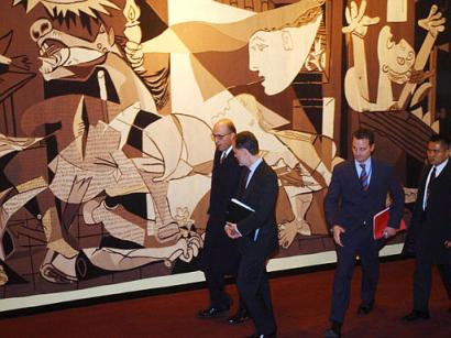 negroponte_crew_w_guernica_antiwar_art_at_un.jpg 