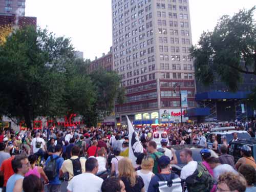 02_critmass_union_sq2.jpg 