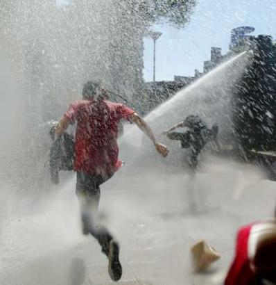 chile_water_cannon2.jpg 