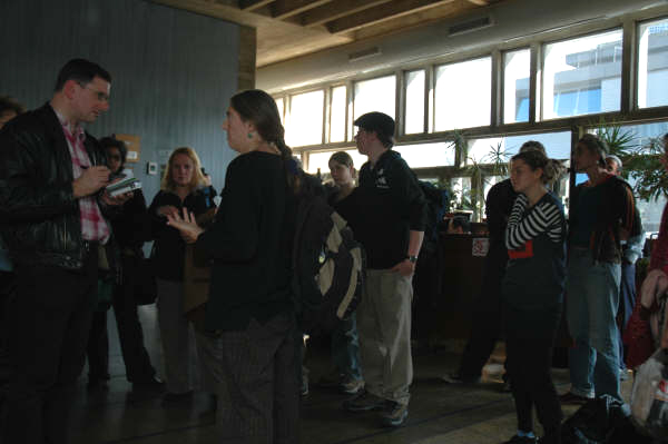 kate_outside_courtroom_with_supporters_1-16-05.jpg4aaczp.jpg
