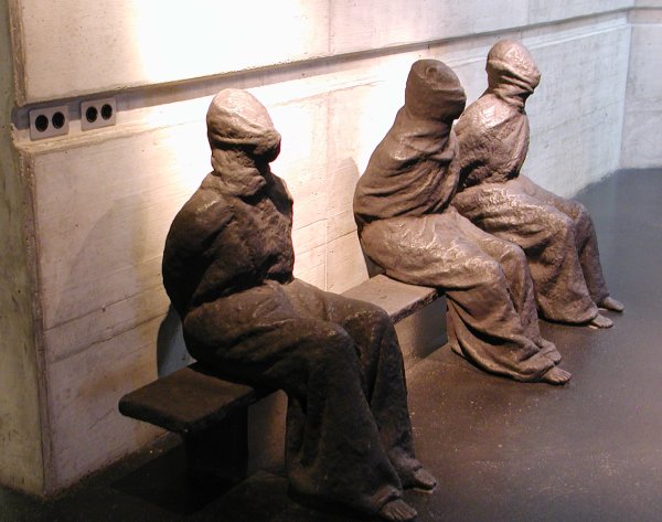 05_statues2.jpg 