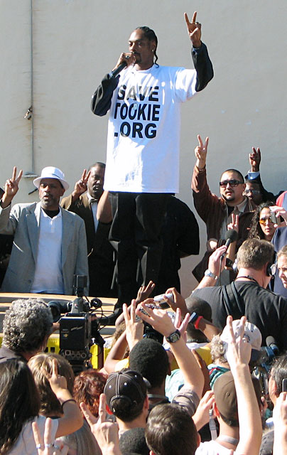 16-snoop-peace.jpg 