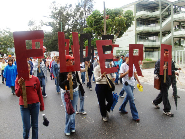 fuera-de-oaxaca_9-1-06.jpg 