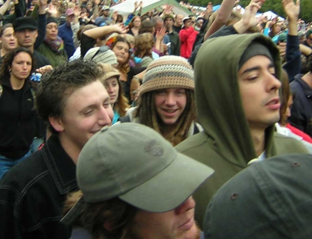 640_crowd1.jpg
original image ( 921x708)