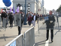 200_copsmovingbarricades.jpg