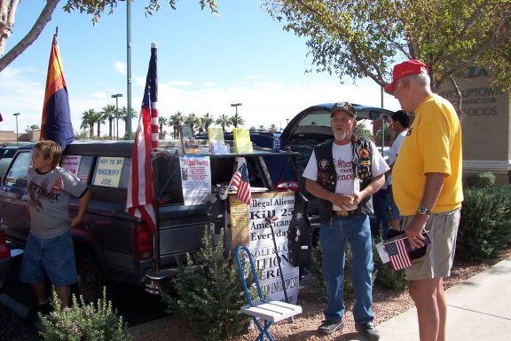 veterans_day_march_phx-anti_war_marchers_11-12-07_minuteman.jpg 