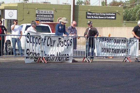 veterans_day_march_phx-anti_war_marchers_11-12-07_protesters_2.jpg 