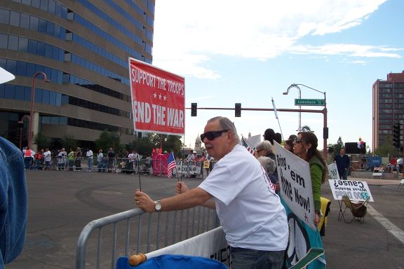 veterans_day_march_phx-anti_war_marchers_11-12-07_protesters_5.jpg 