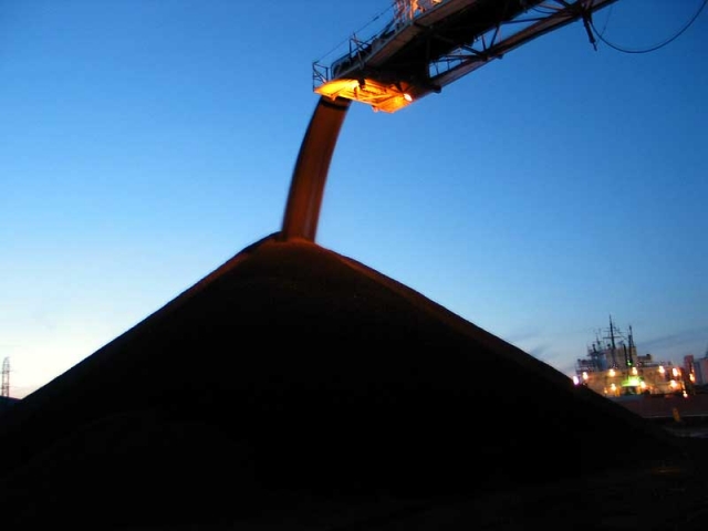 640_coal-pile-at-night.jpg 