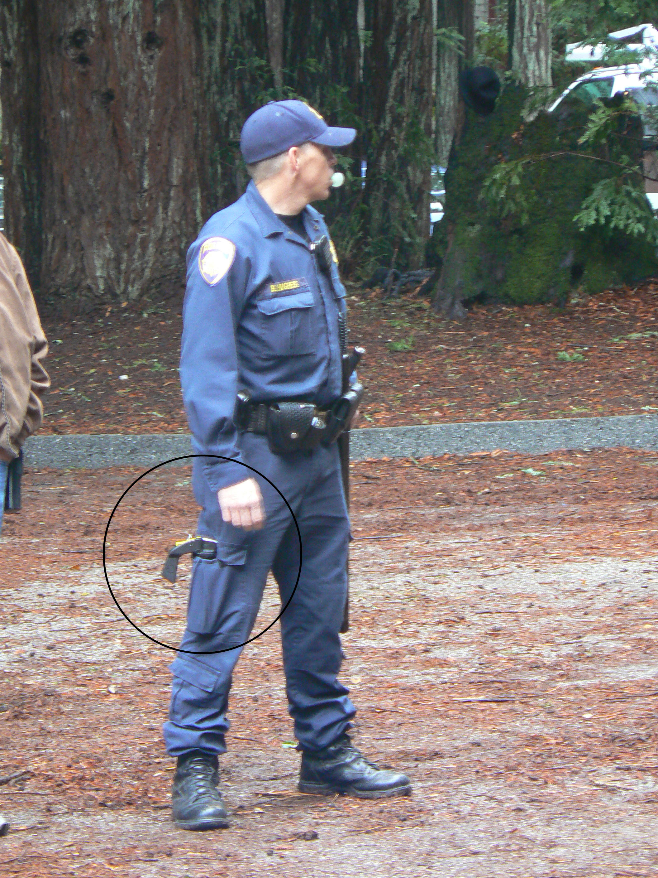 Report & more photos from Dec. 17 police actions at UCSC tree-sit : Indybay2112 x 2816