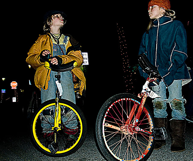 unicyclists_12-31-07.jpg 