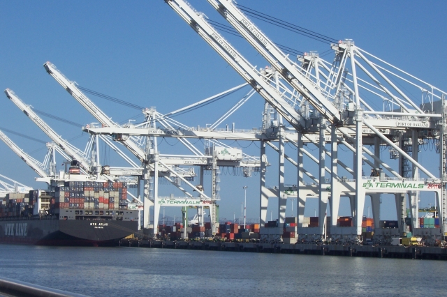 640_oakland_port_silent_cranes.jpg 