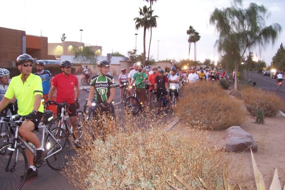 ride_of_silence_bicyclists_tempe_5-21-08_rest_2.jpg 