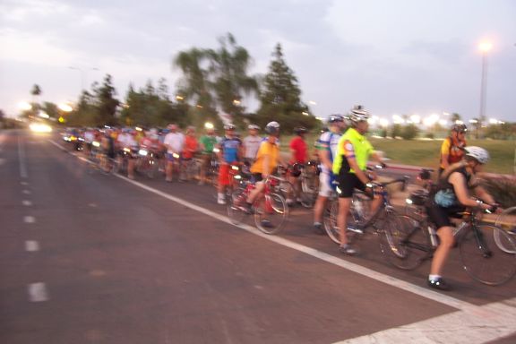 ride_of_silence_bicyclists_tempe_5-21-08_rest_3.jpg 
