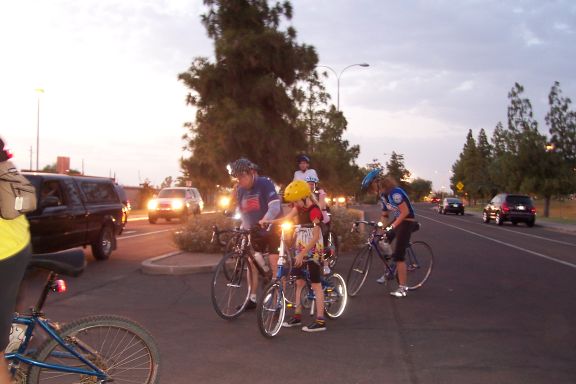 ride_of_silence_bicyclists_tempe_5-21-08_rest_7.jpg 
