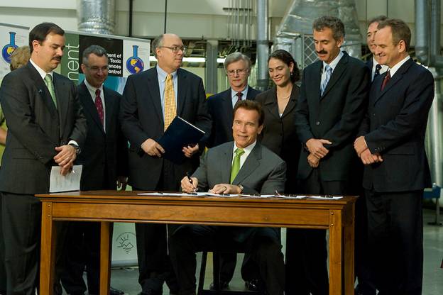 schwarzenegger_signs_green_chemistry_bill.jpg 