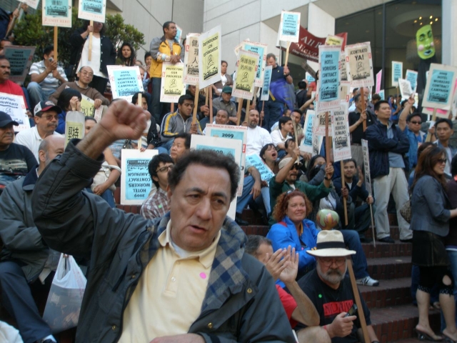 640_unite_here_2_workers_in_front_of_sf_grand_hyatt_hotel_8_14_2009.jpg 