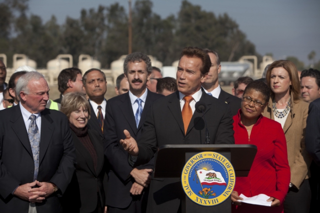 640_governor_greenwash.jpg original image ( 700x467)
