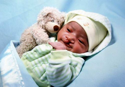 babywithwhiteteddy.jpg 