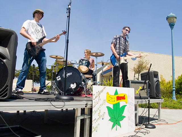 smush_csumb-cannabis-legalization-rally_4-26-10.jpg 