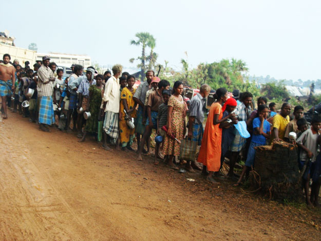 food_shortage__people_waiting_in_long_queues_for_gruel.jpg 