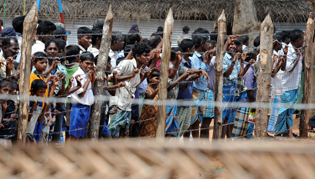 internally_displaced_sri_lankans_wait_behind_barbed_wire_at_menik_farm_refugee_camp1.jpg 