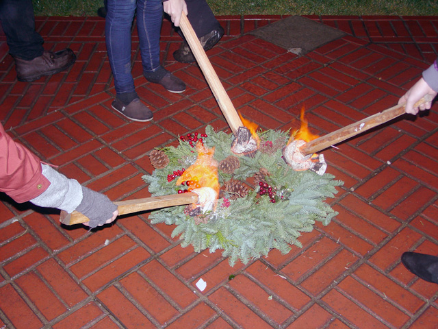 ucberkeleychancellorhouseprotest_121109e.jpg 