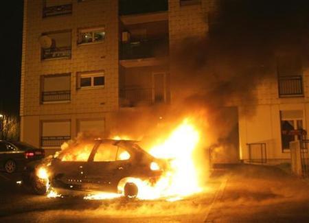 burning-car-france.jpg 