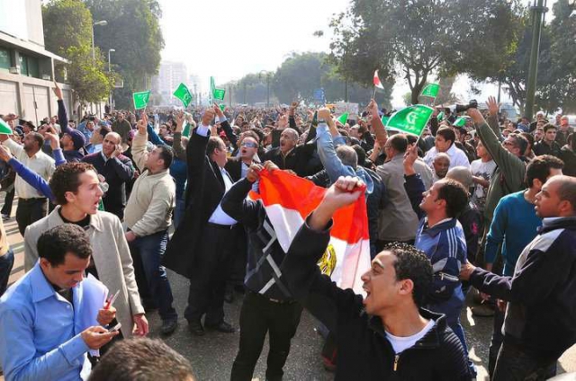 640_20110125_egypt_protest_in_front_national__un_democratic_party.jpg 