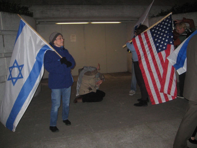 640_israeli_flags_over_checkpt.jpg 