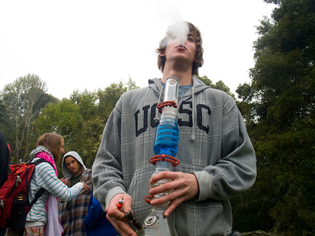 bong-hit_3_4-20-11.jpg 