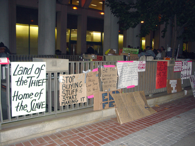 occupysf_policeraid-02_100511233813.jpg 