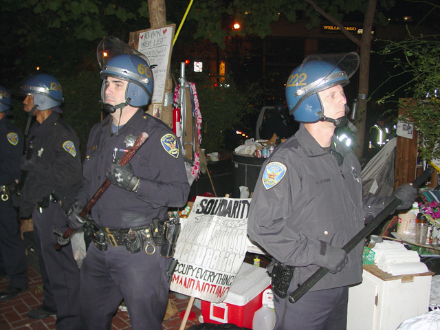 occupysf_policeraid_100611012412.jpg 