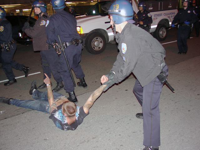 occupysf_policeraid_100611021310.jpg 