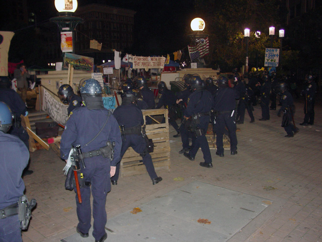 occupyoakland-day016-raid-102511045221.jpg 