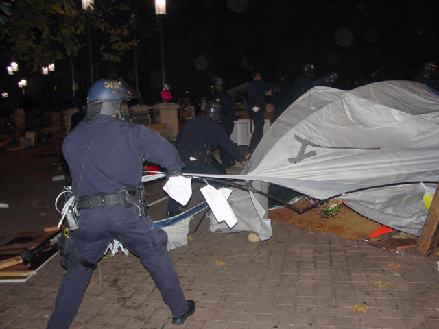 occupyoakland-day016-raid-102511045336.jpg 