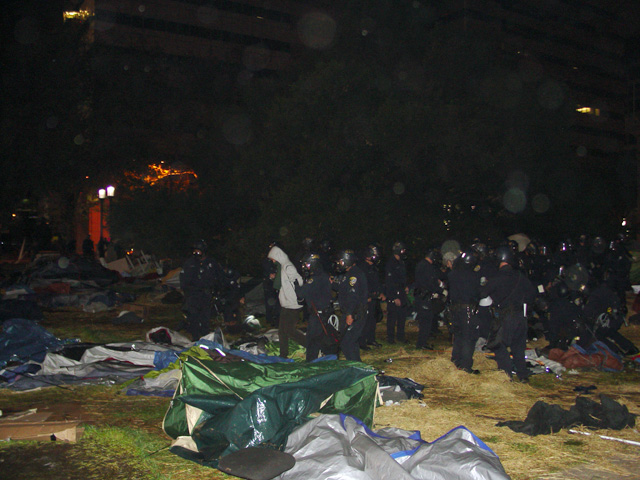 occupyoakland-day016-raid-102511045729.jpg 