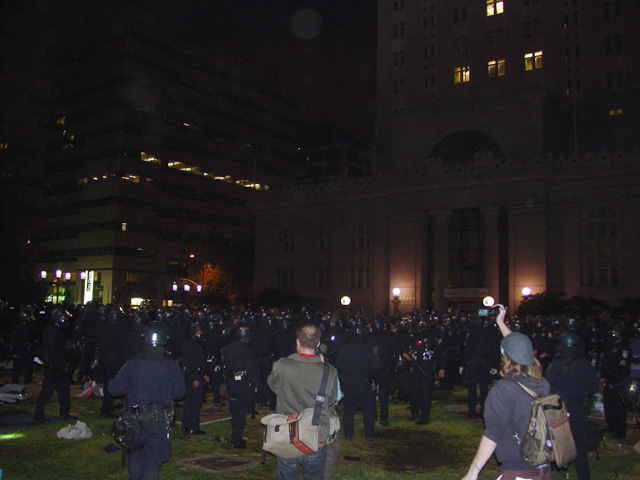 occupyoakland-day016-raid-102511050049.jpg 