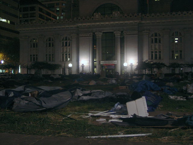 occupyoakland-day016-raid-102511051421.jpg 