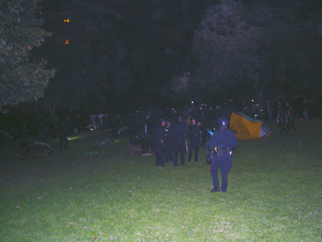 occupyoakland-day016-raid-102511061646.jpg 