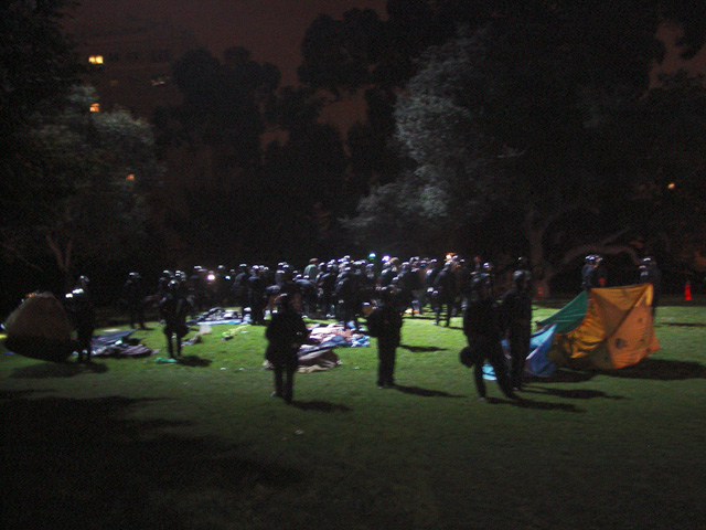 occupyoakland-day016-raid-102511061705.jpg 