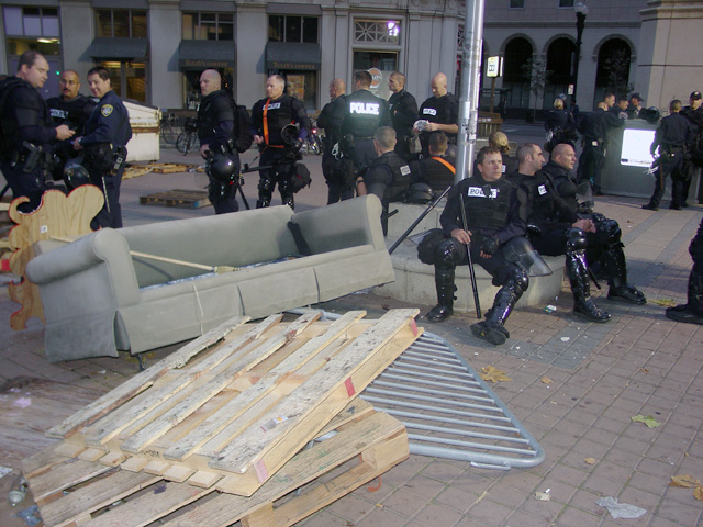 occupyoakland-day016-raid-102511072426.jpg 