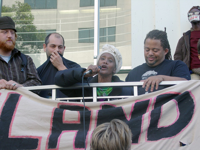 occupyoakland-day016-libraryandmarch-102511163633.jpg 