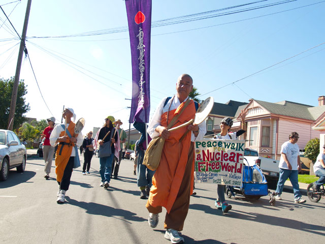 peacewalk-nuclear-free-world_10-29-11.jpg 