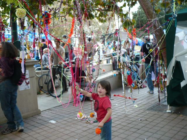 occupyoaklandhappykid.jpg 