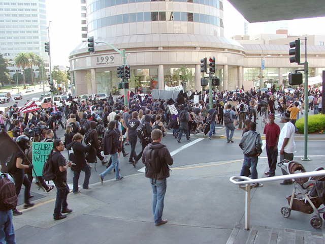 occupyoakland_generalstrike-anticapmarch_110211145152.jpg 