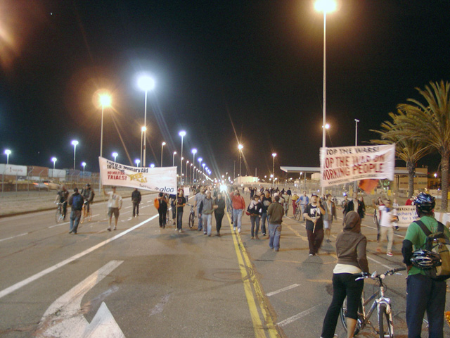 occupyoakland_generalstrike-port_110211193343.jpg 