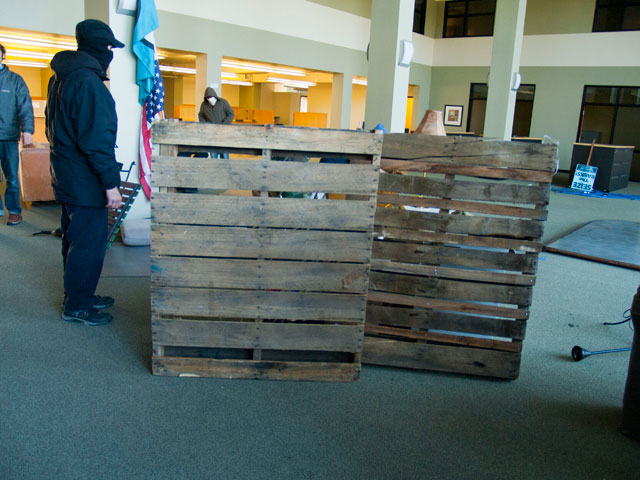 pallets-barricade_11-30-11.jpg 