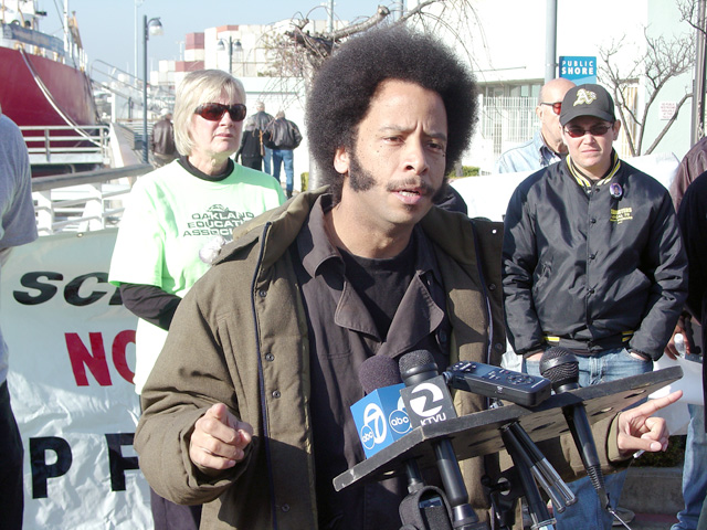 occupyoakland_westcoastportblockade-pressconf_120911-10.jpg 