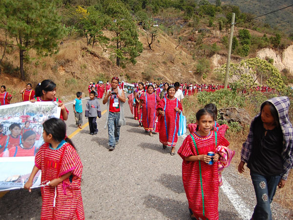 marcha-de-desplazados_29-1-2012.jpg 